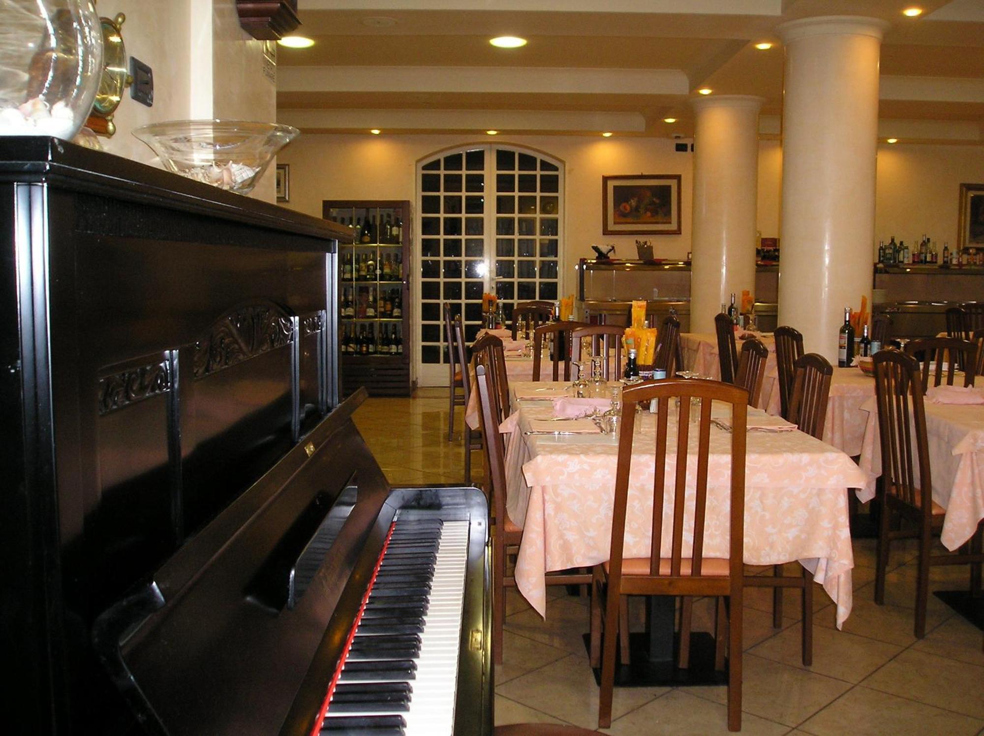 Hotel Flora Мілано-Маріттіма Екстер'єр фото